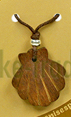 Přívěšek dřevěná mušle, 2,5x2,5cm, na šňůrce