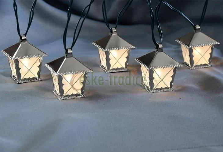 STŘÍBRNÉ LED vánoční LUCERNIČKY BÍLÉ – světelný řetěz (komplet) s napájecím adaptérem