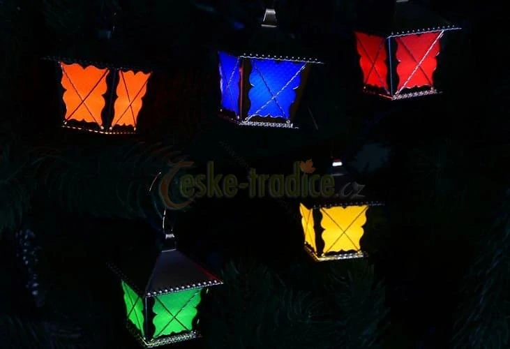 STŘÍBRNÉ LED vánoční LUCERNIČKY BAREVNÉ – světelný řetěz (komplet) s napájecím adaptérem