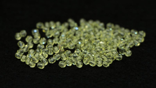 Korálky broušené (ohňovky) 15g/4mm - odstín 11 (žluté průhledné)